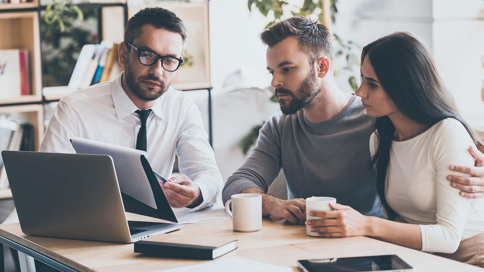 Profissionais do mercado imobiliário em atendimento